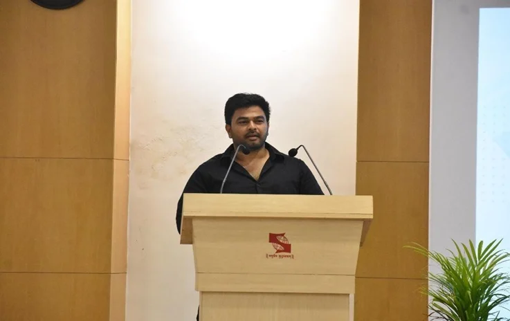 The Alumni introducing themselves during the event